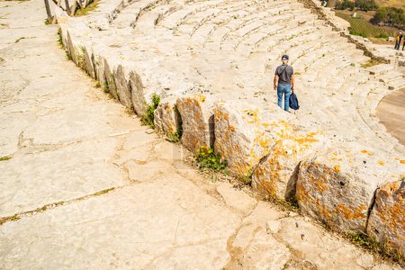 Téléchargez les photos : Vue de l'ancien amphithéâtre de Segesta, Sicile, Italie - en image libre de droit