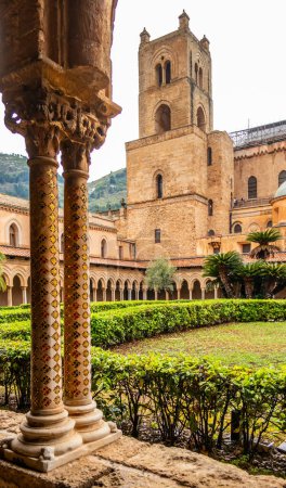 Téléchargez les photos : Vue du cloître de la cathédrale de Monreale à Palerme, Sicile, Italie - en image libre de droit