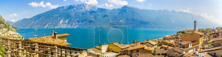 Foto de Vista sobre el lago Garda desde el castillo de Limone, Brescia, Italia - Imagen libre de derechos