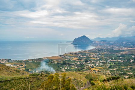 Foto de Vista del golfo de San Vito lo Capo desde Erice, Sicilia, Italia - Imagen libre de derechos