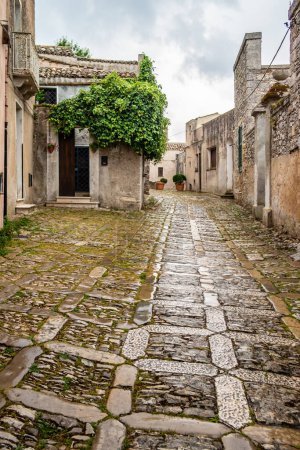 Foto de Vista sobre una calle de Erice, Sicilia, Italia - Imagen libre de derechos