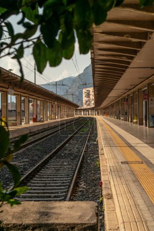 Téléchargez les photos : Vue entre les voies ferrées avec train de la gare de Palerme. 2 juin 2023 Palerme, Sicile, Italie - en image libre de droit