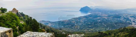 Foto de Hermosa vista desde Erice sobre el mar, Sicilia, Italia - Imagen libre de derechos