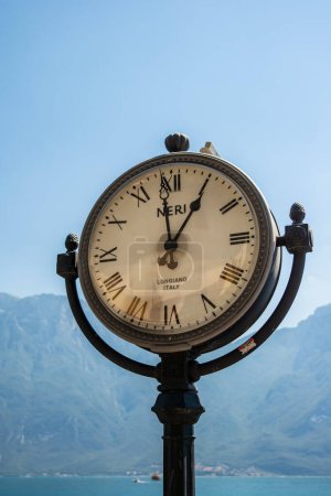 Téléchargez les photos : Horloge le long du lac à Limone.13 août 2023 Limone, Brescia - Italie - en image libre de droit