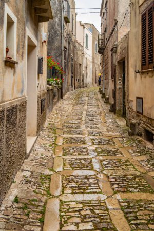 Téléchargez les photos : Vue sur une rue d'Erice, Sicile, Italie - en image libre de droit