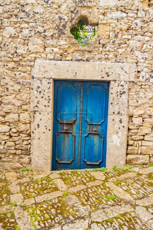 Téléchargez les photos : Fond avec porte bleue de style médiéval - en image libre de droit