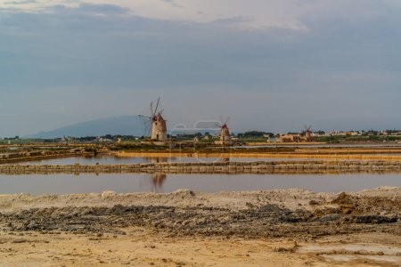 Téléchargez les photos : Vue sur les marais salants de Marsala et ses moulins, Sicile, Italie - en image libre de droit