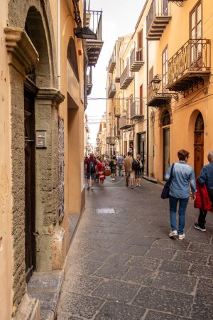Téléchargez les photos : Vue d'une rue du Cefal. 2 juin 2023 Cefal, Sicile, Italie - en image libre de droit