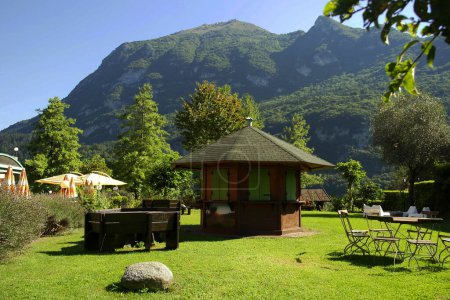 Foto de Vista sobre una zona de picnic de montaña, Trentino Alto Adige, Italia. - Imagen libre de derechos