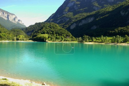 Foto de Vista del lago Tenno, Trentino Alto Adigio, Italia. - Imagen libre de derechos