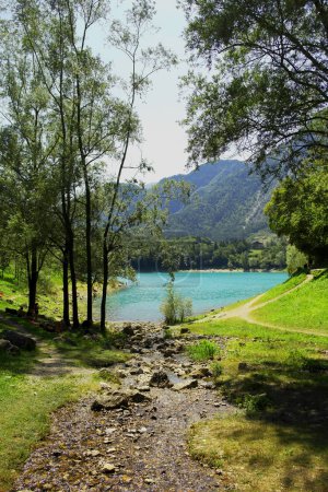 Téléchargez les photos : Vue sur le lac Tenno. 14 août 2023 Tenno, Trentin Haut Adige, Italie - en image libre de droit
