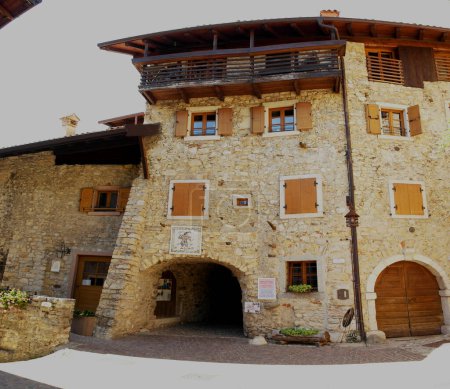 Foto de Vista del pueblo medieval de Canale di Tenno, lago de Garda. 14 de agosto de 2023, Canale di Tenno, Trentino Alto Adige, Italia - Imagen libre de derechos