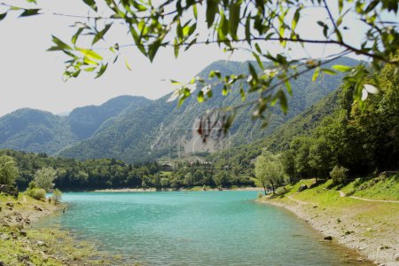 Foto de Vista del lago Tenno, Trentino Alto Adigio, Italia - Imagen libre de derechos