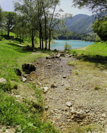 Foto de Vista general del lago Tenno, Trentino Alto Adigio, Italia - Imagen libre de derechos