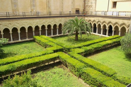 Foto de Vista del claustro de la Catedral de Cefalú, Sicilia, Italia - Imagen libre de derechos