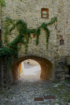 Téléchargez les photos : Vue du village médiéval de Canale di Tenno, lac de Garde, Trentin-Haut-Adige, Italie - en image libre de droit