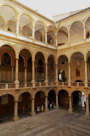 Foto de Vista del Palacio Real de Palermo. 3 de junio de 2023 Palermo, Sicilia, Italia - Imagen libre de derechos
