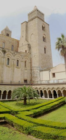 Téléchargez les photos : Vue du cloître de la cathédrale de Cefalu, Sicile, Italie - en image libre de droit