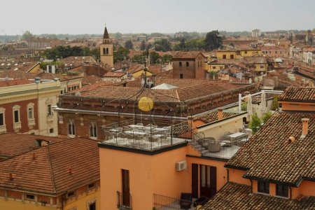 Blick von oben auf den Uhrturm von Mantua, Lombardei, Italien
