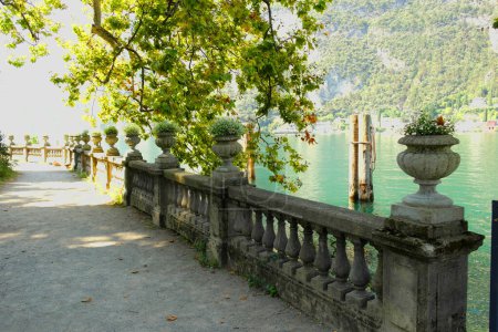 Téléchargez les photos : Vue sur le lac de Garde avec de belles fleurs et les touristes. 15 août 2023 Riva del Garda, Ital - en image libre de droit