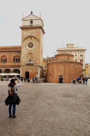 Téléchargez les photos : Vue de la Piazza delle Erbe à Mantoue avec une femme photographiée. 21 octobre Mantoue, Lombardie, Ital - en image libre de droit