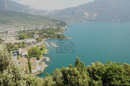 Téléchargez les photos : Vue du lac de Garde depuis le bastion de Riva del Garda, Italie - en image libre de droit