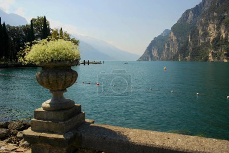 Téléchargez les photos : Vue sur le lac de Garde avec de belles fleurs, Riva del Garda, Italie - en image libre de droit