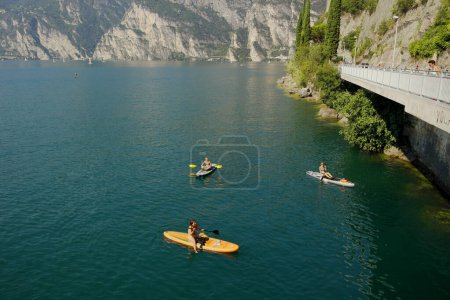 Téléchargez les photos : Vue de Torbole sur le lac de Garde. 15 août 2023 Nago - Torbole, Trentin Haut Adige, Italie - en image libre de droit