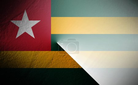 Togoische Flagge verschwommen auf weißem Hintergrund