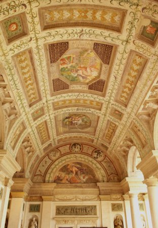 Blick auf ein vollständig mit Fresken verziertes Tonnengewölbe des Palazzo Te in Mantua. 21. Oktober 2023 Mantua, Lombardei, Italien