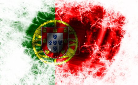 Foto de Fondo blanco con bandera de Portugal desgastada - Imagen libre de derechos