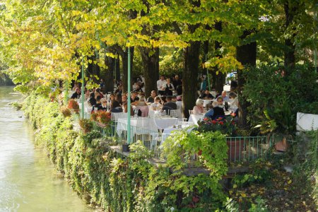 Foto de Vista desde Borghetto sobre el río Mincio con turistas almorzando a lo largo del río. 22 de octubre de 2023 Borghetto, Veneto, Italia - Imagen libre de derechos