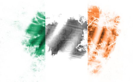 Téléchargez les photos : Fond blanc avec drapeau déchiré de l'Irlande - en image libre de droit