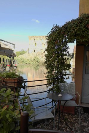 Vista desde Borghetto sobre el río Mincio en las antiguas murallas medievales, Veneto, Italia