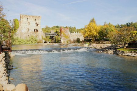 Vue depuis Borghetto sur la rivière Mincio sur les anciens remparts médiévaux, Vénétie, Italie