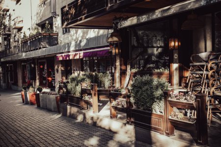 Téléchargez les photos : Vue sur la rue avec de beaux bâtiments et terrasse café pendant la photo concept lumière du matin. Une des rues d'Erevan. Pays magique Arménie. Scène de quartier. Image de haute qualité pour magazine - en image libre de droit