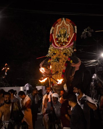 Foto de Imagen de Thiruvabharanam del Templo Mukhathala Sree Krishna sobre elefantes. Thiruvabharanam es los ornamentos sagrados usados por la diety de un templo durante el festival anual. - Imagen libre de derechos