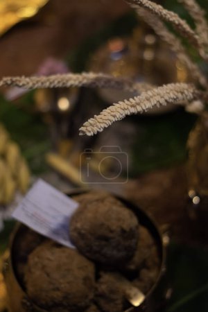 Foto de Ofrendas tradicionales a Dios, granos de trigo en el viejo recipiente de la vendimia con flor de coco guardado en la hoja de plátano durante Onam, festival de Vishu en Kerala India. Utensil de latón y madera para medir granos - Imagen libre de derechos