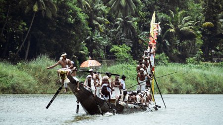 Foto de Una foto de un barco en la carrera del barco de Aranmula. El festival del barco de Aranmula es el festival más antiguo del barco del río en Kerala, el estado suroeste de la India se celebra durante Onam. - Imagen libre de derechos