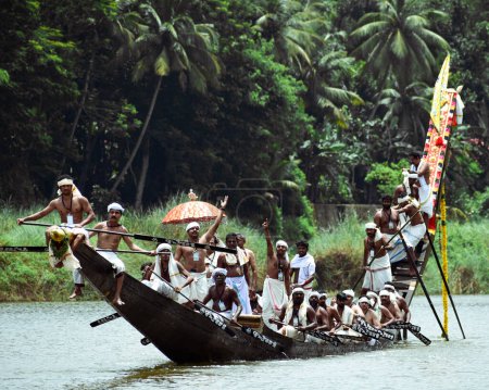 Téléchargez les photos : Une photo d'un bateau à Aranmula Boat race.The Aranmula Boat festival est le plus ancien festival de bateau de rivière dans le Kerala, le sud-ouest de l'État de l'Inde se tient pendant Onam. - en image libre de droit