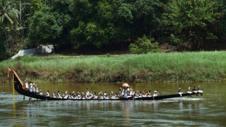 Téléchargez les photos : Une photo d'un bateau à Aranmula Boat race.The Aranmula Boat festival est le plus ancien festival de bateau de rivière dans le Kerala, le sud-ouest de l'État de l'Inde se tient pendant Onam. - en image libre de droit