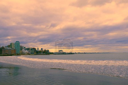 Mar del Plata paysage marin Mer et ciel gris Coucher de soleil rouge