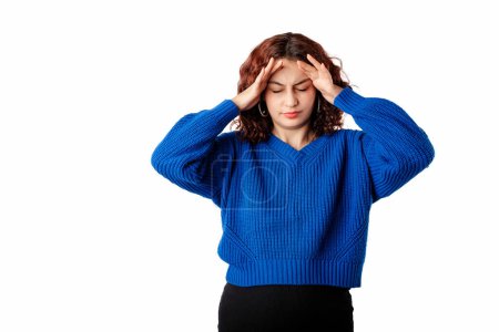 Foto de Retrato de una mujer joven con jersey azul aislado sobre fondo blanco mano en la cabeza, dolor de cabeza porque el estrés. Dolor de migraña. - Imagen libre de derechos