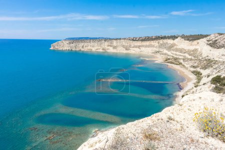 Schöner Strand an der Küste Südzyperns, strahlend blaue Lagune, Zapallo ba