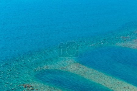 Hermosa playa en la costa del sur de Chipre, laguna azul brillante, Zapallo ba