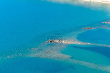 Schöner Strand an der Küste Südzyperns, strahlend blaue Lagune, Zapallo ba