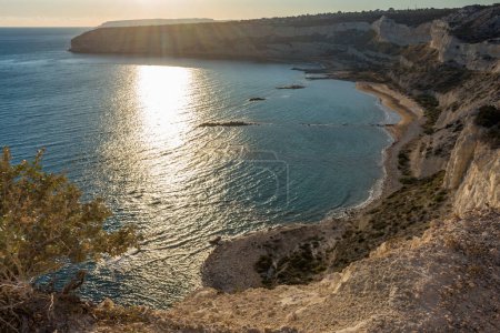 Hermosa playa en la costa del sur de Chipre, laguna azul brillante, Zapallo ba