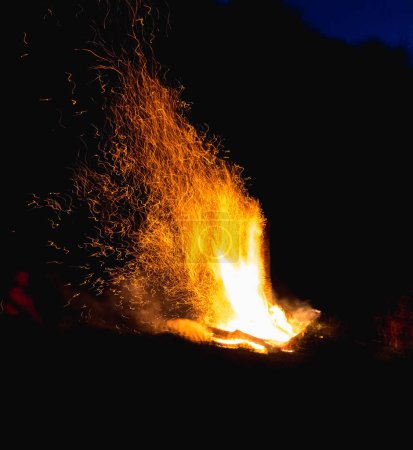 ein Lagerfeuer, das am Abend brennt