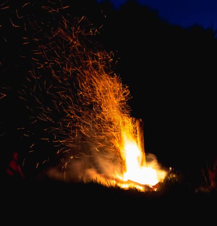 a bonfire that burns in the evenin