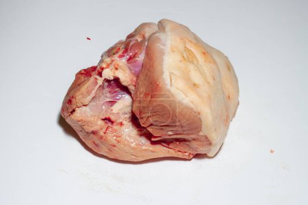 Foto de Cerdo crudo fresco sobre un fondo blanco. Un gran pedazo de filete de carne de búfalo de cerca - Imagen libre de derechos